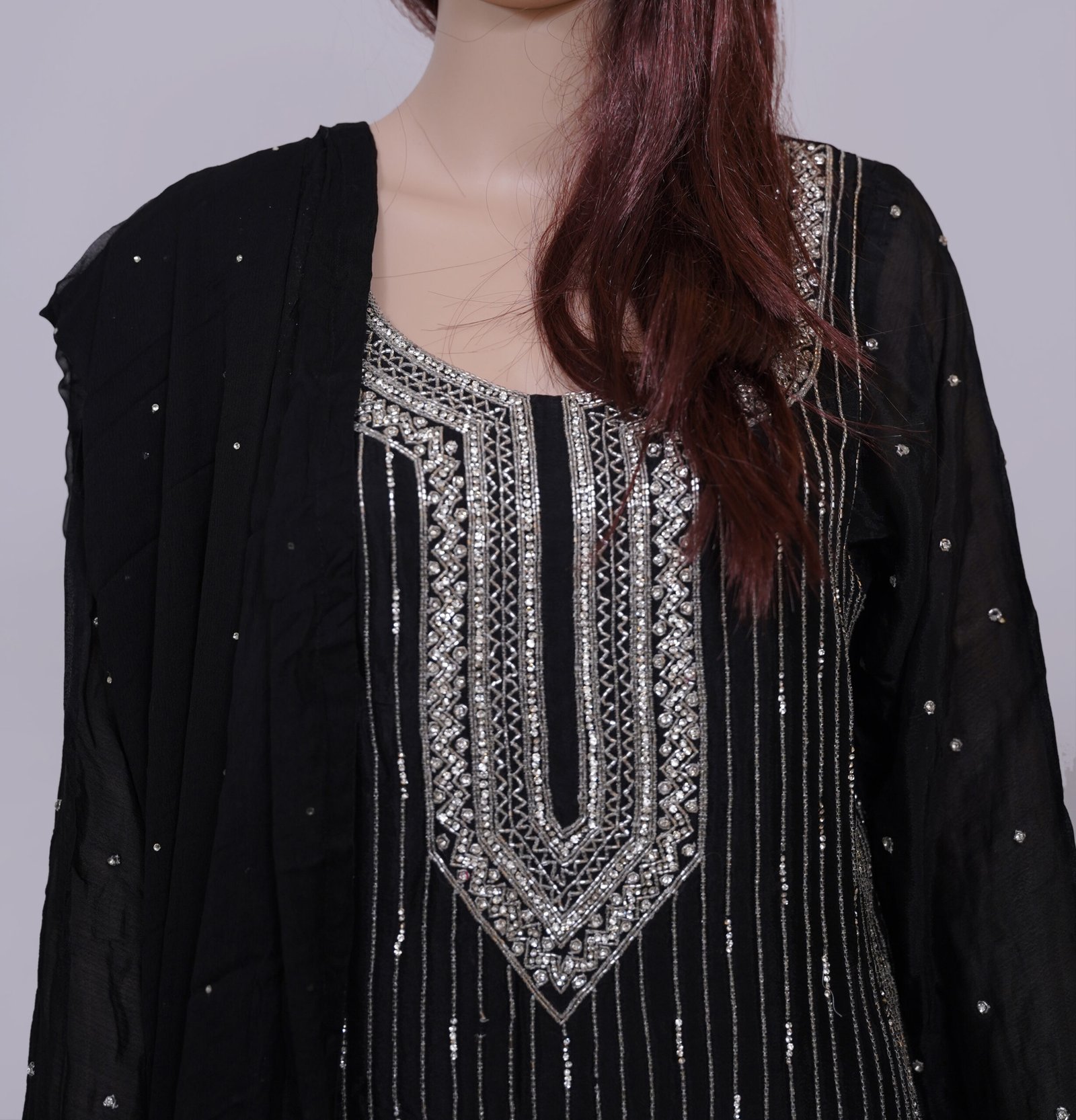 Black dress with cutdana embroidery - Image 5