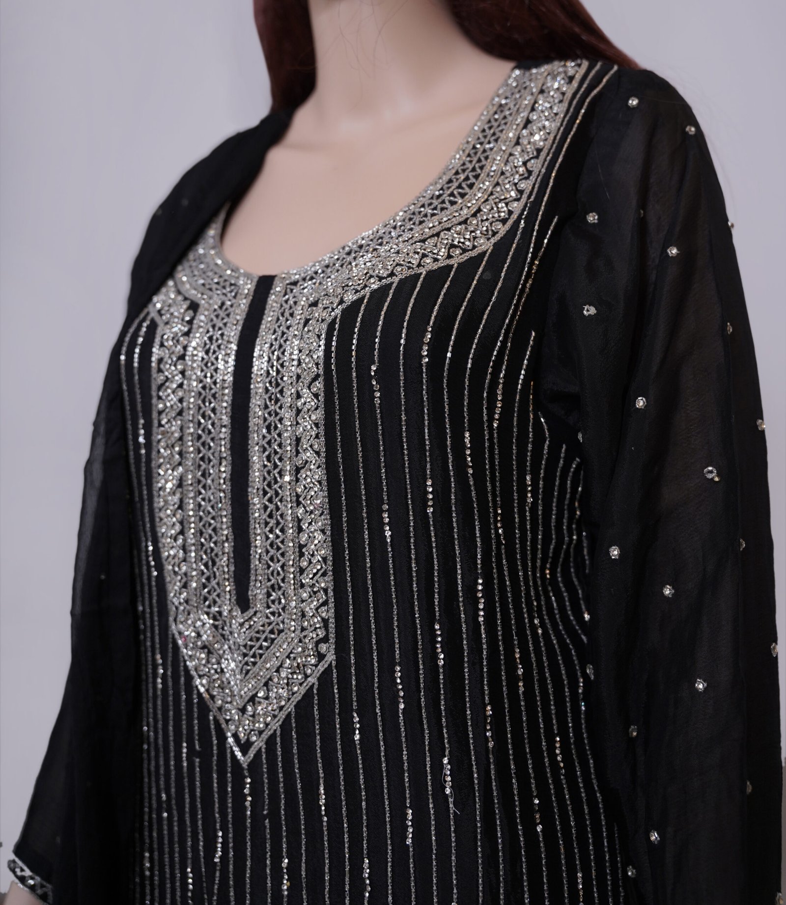 Black dress with cutdana embroidery - Image 4