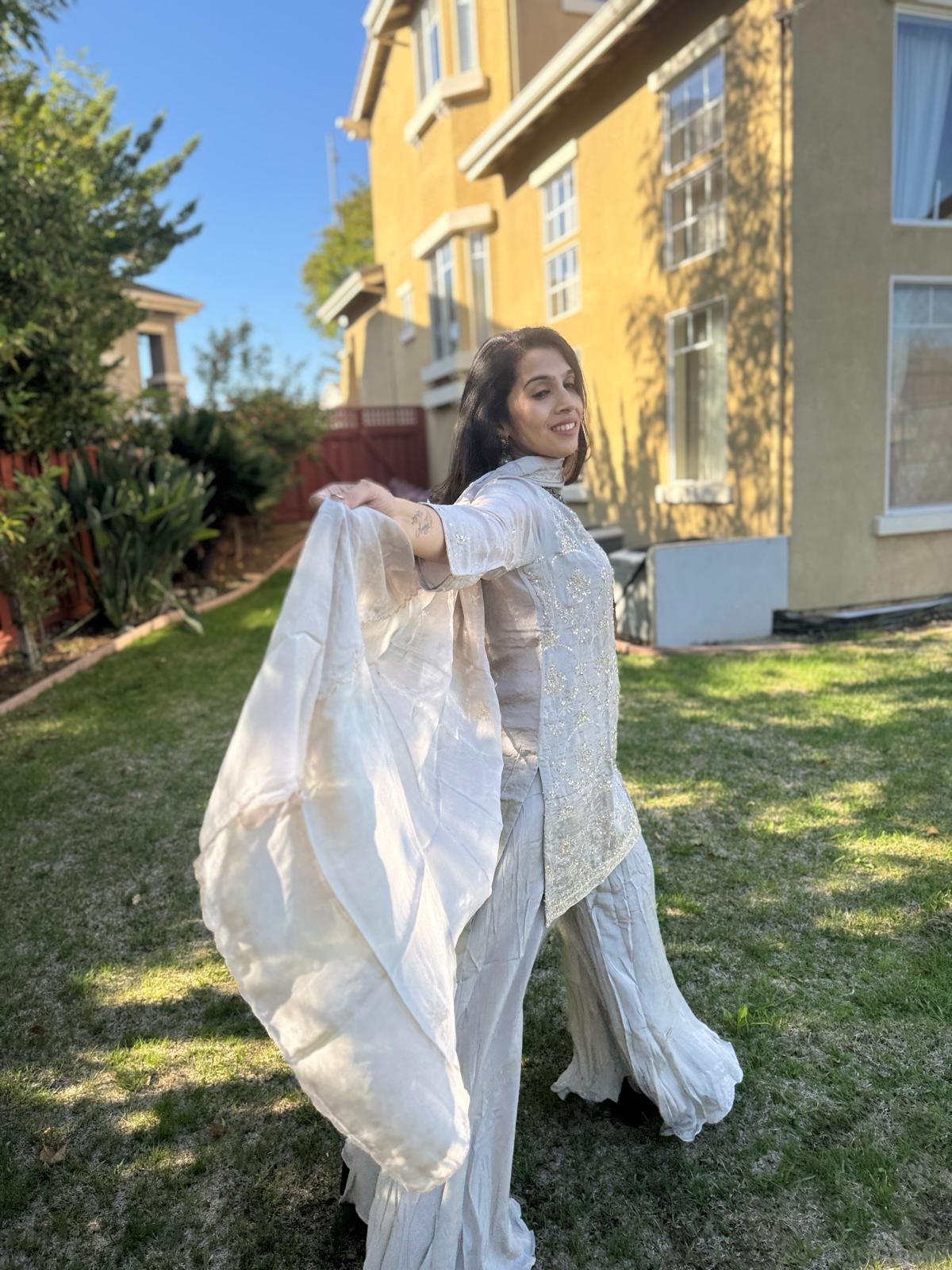 White Gray Garara - Image 3